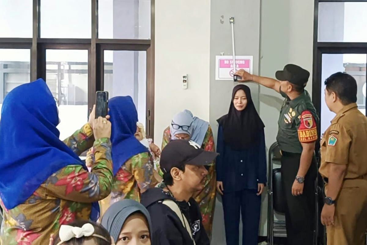 Babinsa Bareng Dampingi Poskeskel Pemeriksaan Warga dan Balita