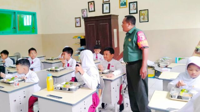 Babinsa Ciptomulyo Dampingi Pembagian MBG di SDN Ciptomulyo 2