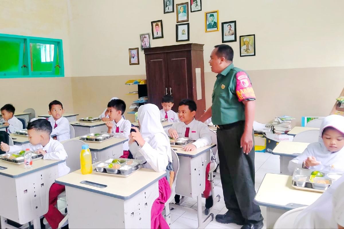 Babinsa Ciptomulyo Dampingi Pembagian MBG di SDN Ciptomulyo 2