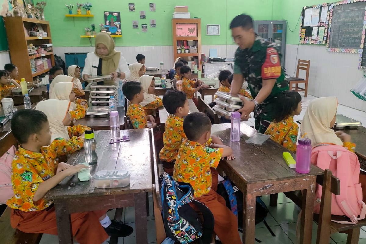 Babinsa Bareng Pendampingan Penyaluran MBG Tepat Sasaran