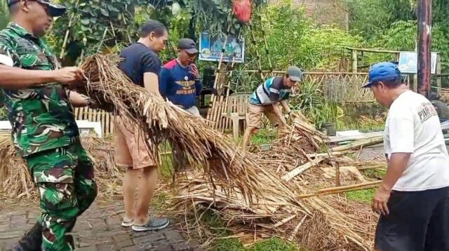 Babinsa Arjosari Bersama Warga Kerja Bakti Pembongkaran Gazebo Kampung Semar