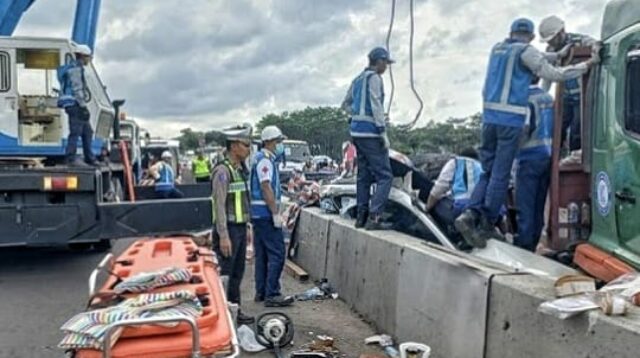 Satu Orang Meninggal Usai Truk Hilang Kendali di Tol Batang–Semarang