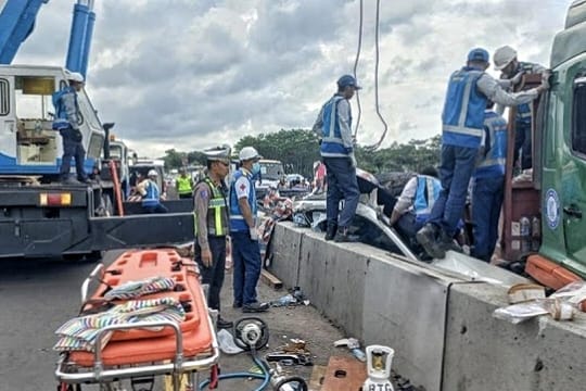 Satu Orang Meninggal Usai Truk Hilang Kendali di Tol Batang–Semarang