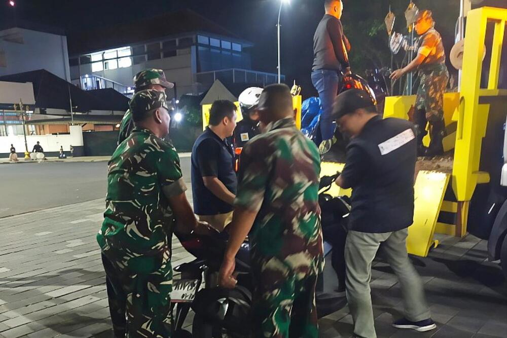 Kodim 0833 Dampingi Dishub Tertibkan Parkir Liar di Kayutangan Heritage