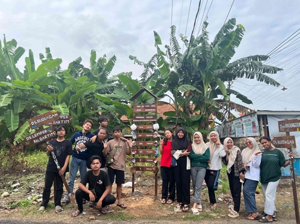 Kelompok 30 UTM Pengabdian Kepada Masyarakat Di Desa Buddagan: Plakat Penunjuk Arah Jalan dan Plakat Edukasi Stop Pencemaran Lingkungan