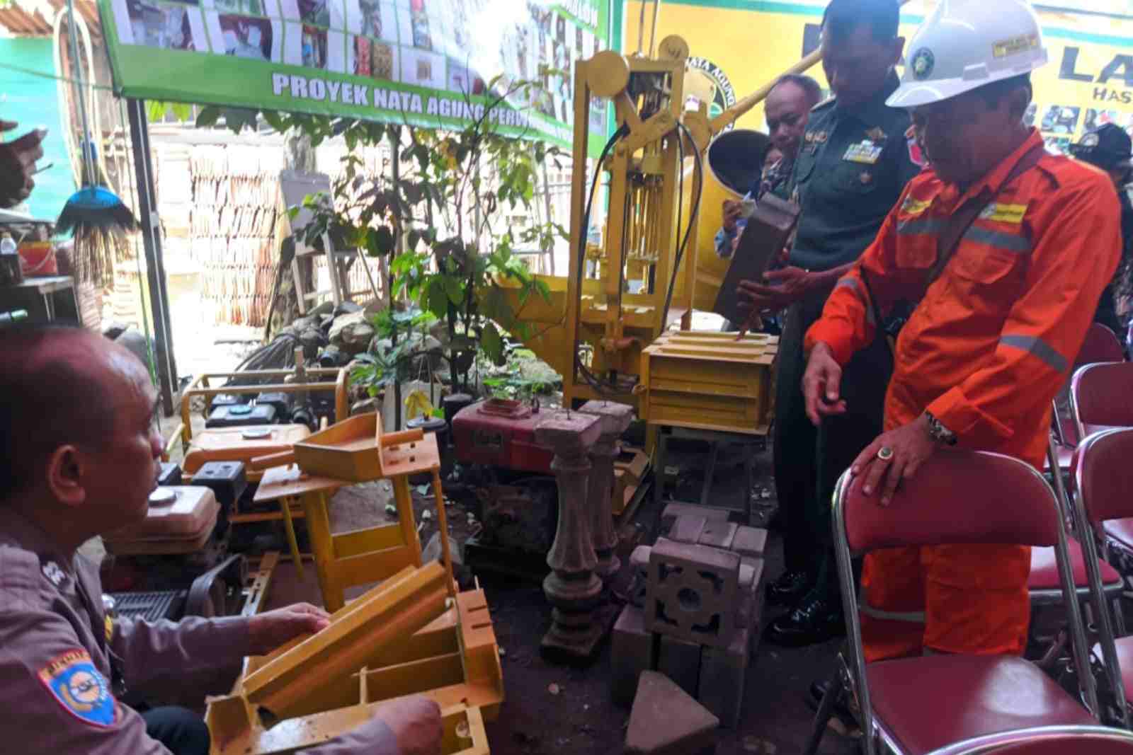 Peninjauan barang-barang hasil modifikasi untuk pelatihan peserta BLK.(Wul_11zon Mengabdi di Senja Usia, Bambang Mangku Bagyo Dirikan BLK untuk Entaskan Kemiskinan