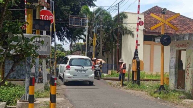 Relawan Perlintasan KA di Kabupaten Malang Digaji Kisaran Rp2 Juta Perbulan