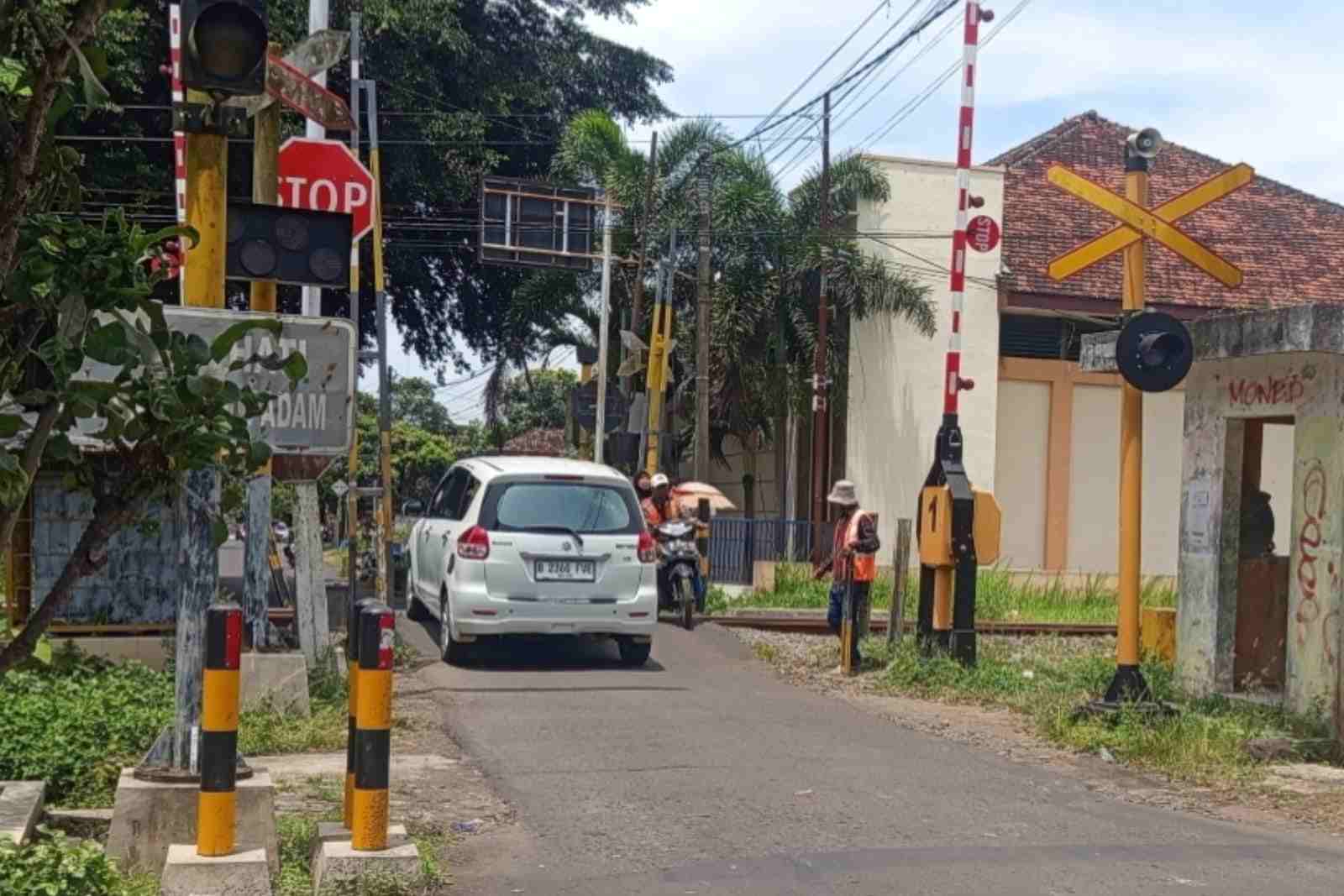 Relawan Perlintasan KA di Kabupaten Malang Digaji Kisaran Rp2 Juta Perbulan