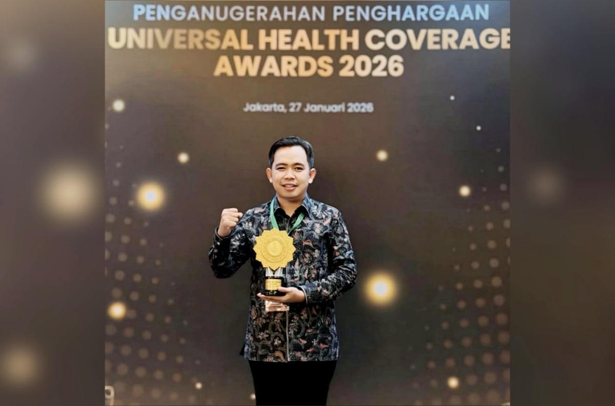 Bupati Jember, Muhammad Fawait, saat mendapatkan penghargaan. (ist) Jember Raih UHC Awards 2026, Kepesertaan JKN Tembus 2,6 Juta Jiwa