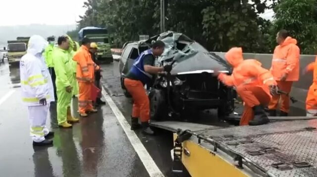 Kabag Kesra Pemkab Bekasi Meninggal Usai Mobilnya Hantam Dump Truk Saat Hujan Deras