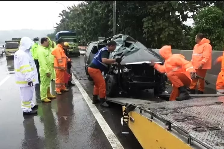 Kabag Kesra Pemkab Bekasi Meninggal Usai Mobilnya Hantam Dump Truk Saat Hujan Deras