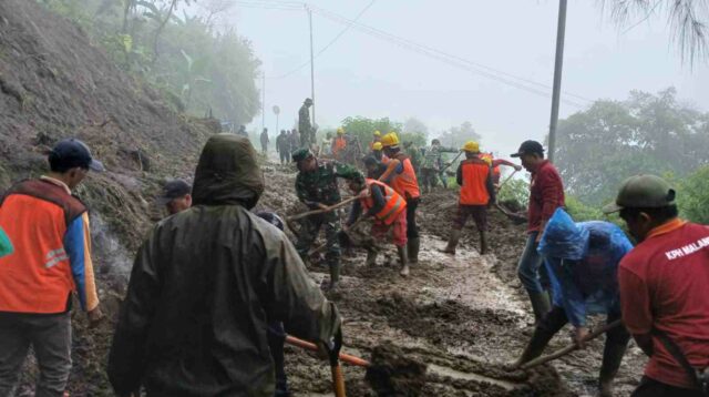 Tertimbun Material Longsor, Jalur TNBTS Tertutup Total