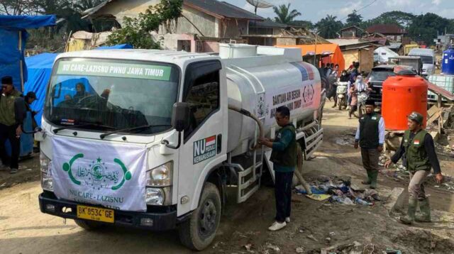 NU-Care LAZISNU Jatim Kirim Truk Tangki Air 7.000 Liter untuk Penyintas Banjir Aceh Tamiang