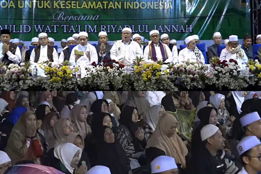 Suasana Munajat Akhir Tahun 2025 bersama Majlis Maulid Wat Ta'lim Riyadlul Jannah di Masjid Agung An-Nur Kota Batu. (ist) Ribuan Jamaah Padati Masjid Agung An-Nur Kota Batu, Munajat Akhir Tahun 2025 Berlangsung Khidmat