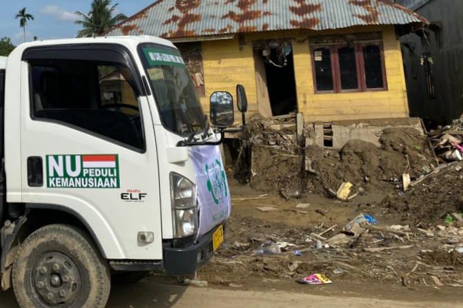 NU-Care LAZISNU Jatim Kirim Truk Tangki Air 7.000 Liter untuk Penyintas Banjir Aceh Tamiang
