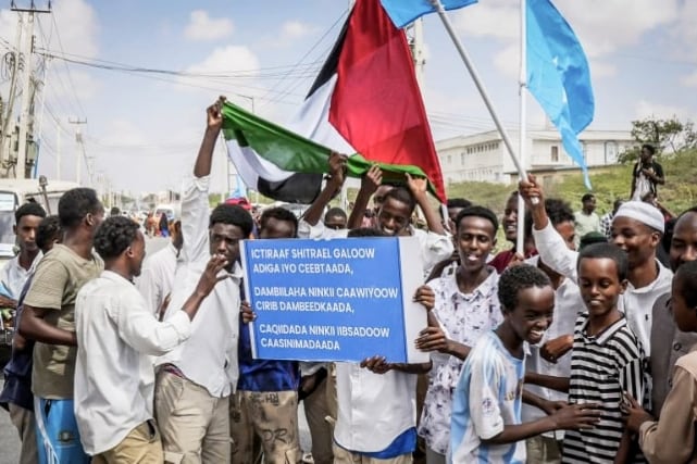 Warga Somalia berunjuk rasa menentang pengakuan Israel. (ist) Indonesia Kecam Pengakuan Israel atas Somaliland, Dinilai Ancam Stabilitas Afrika