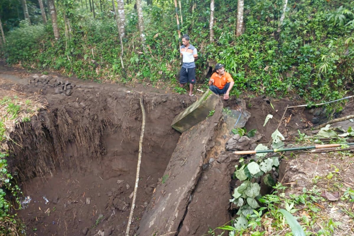 Longsor di Dua Titik, Akses Jalan Warga di Kecamatan Wajak Terganggu