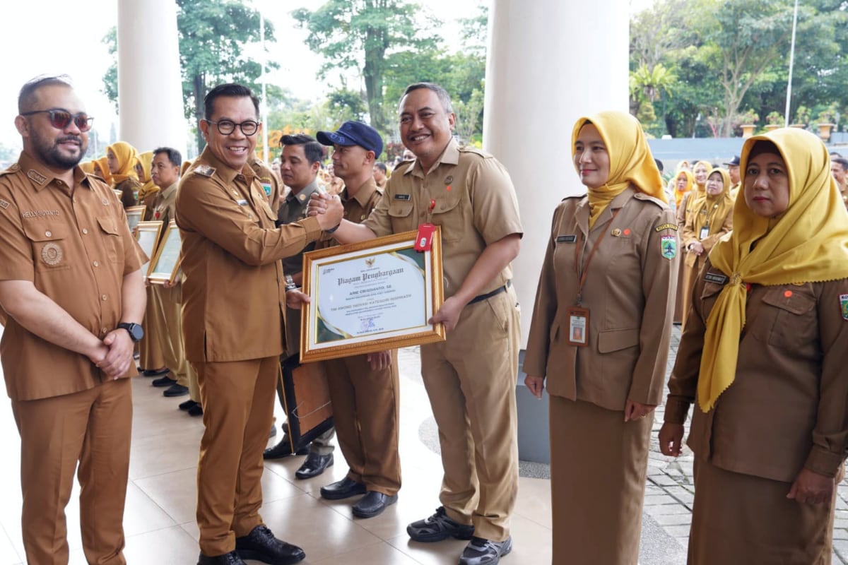 Awali 2026, Wali Kota Batu Nurochman Beri Penghargaan bagi ASN Terinovatif