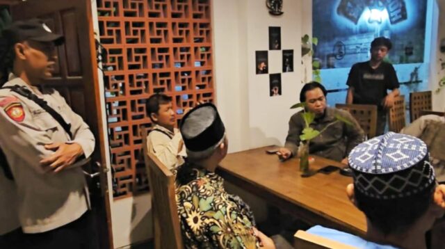 Puluhan Warga Geruduk Sebuah Cafe di Desa Putat Kidul Gondanglegi