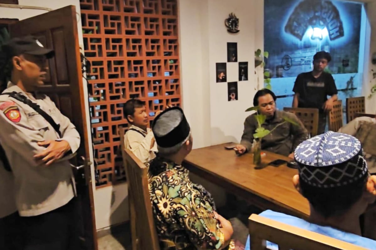 Puluhan Warga Geruduk Sebuah Cafe di Desa Putat Kidul Gondanglegi