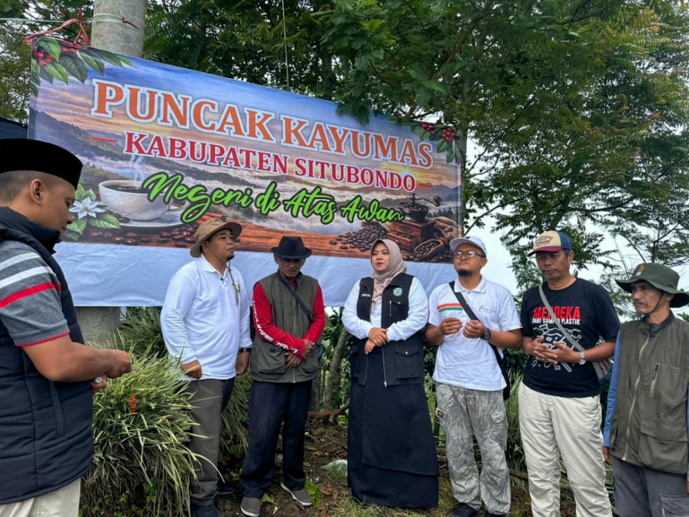 Wakil Bupati Situbondo, Ulfiyah saat meninjau langsung bersama jajaran OPD di Desa Kayumas, Kecamatan Arjasa, Kabupaten Situbondo. (Seru.co.id/aza) Pemkab Situbondo Dorong Pengembangan Wisata Negeri Atas Awan Kayumas Jadi Destinasi Wisata Unggulan