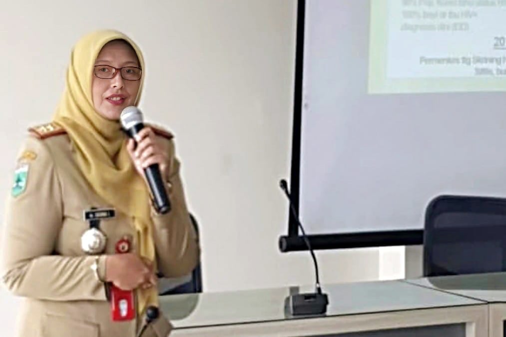 Dokter Susana Indahwati dalam sebuah kegiatan sosialisasi. (ist) Antisipasi Super Flu, RS Karsa Husada Batu Siapkan Ruang Isolasi Khusus