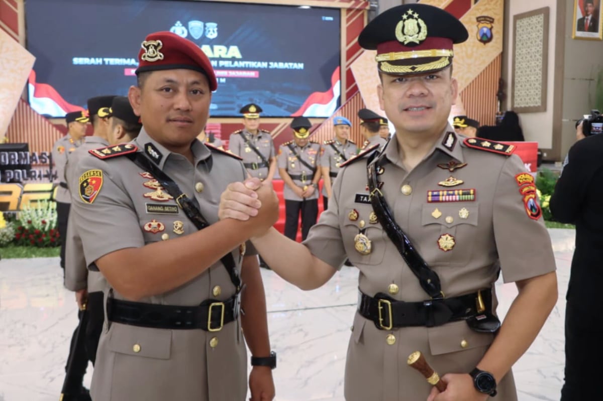 Serah terima jabatan Kapolres Malang di Gedung Mahameru Polda Jawa Timur. (Doc. Humas Polres Malang) AKBP Muhammad Taat Resdianto Resmi Jabat Kapolres Malang