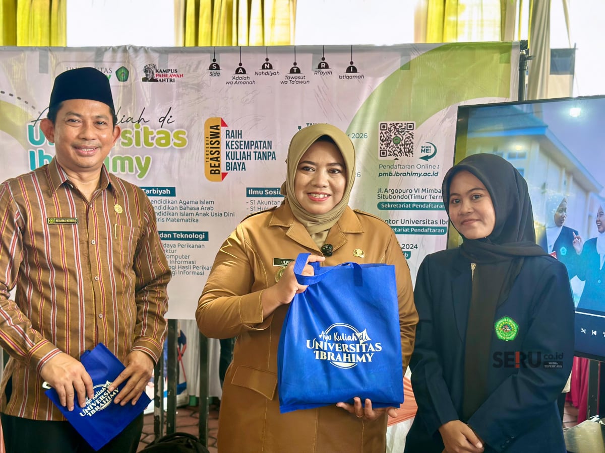Wakil Bupati Situbondo Ulfiyah saat membuka acara Campus Expo 2026 yang berlangsung di halaman SMA 2 Situbondo, Selasa (13/1/2026). (Seru.co.id/aza) Campus Expo 2026, Wabup Ulfiyah Ajak Siswa se-Kabupaten Situbondo Lanjutkan Pendidikan ke Perguruan Tinggi