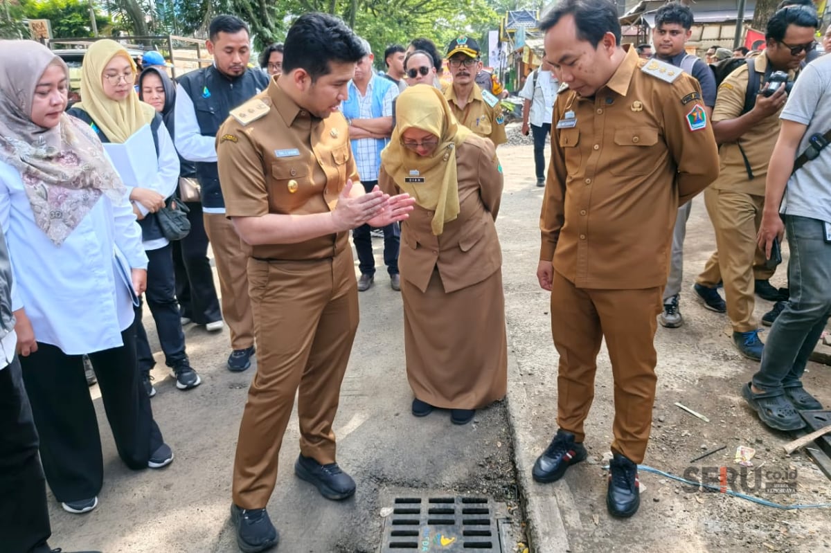 Wagub Jatim dan Wakil Wali Kota Malang menemukan adanya sisa material mengendap di dalam drainase. (Seru.co.id/bas)
