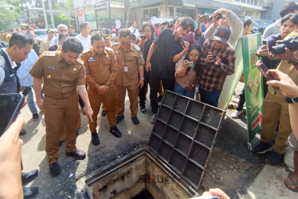 Emil Dardak Evaluasi Pengerjaan Drainase Suhat, Tekankan Sterilisasi Parkir hingga Banner Semrawut