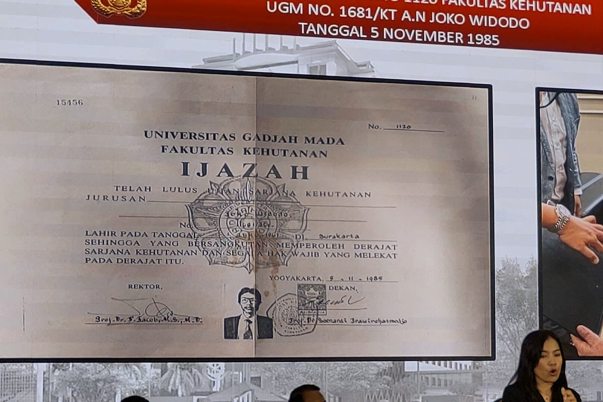 Foto ijazah Jokowi saat ditampilkan dalam layar saat konferensi pers Bareskrim Polri. (ist) KIP Kabulkan Permohonan Publik Ijazah Jokowi, KPU Diminta Buka Seluruh Data yang Ditutupi