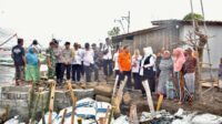 Bupati Situbondo, Ulfiyah meninjau langsung ke lokasi di pesisir Desa Jangkar, Kecamatan Jangkar, Kabupaten Situbondo, Rabu (14/1/2026). (Seru.co.id/aza) Pemkab Situbondo Berencana Bangun Tangkis Ombak Melalui BTT Antisipasi Banjir Rob Tahunan