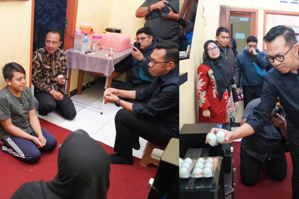 Wali Kota Batu berbincang dengan Produsen telur asin asal Desa Pesanggrahan, Angga. (Dok.Prokopim Batu) Sapa Perajin Telur Asin Pesanggrahan, Wali Kota Batu Siap Beri Pendampingan Terpadu Hadapi Tantangan Persaingan Pasar