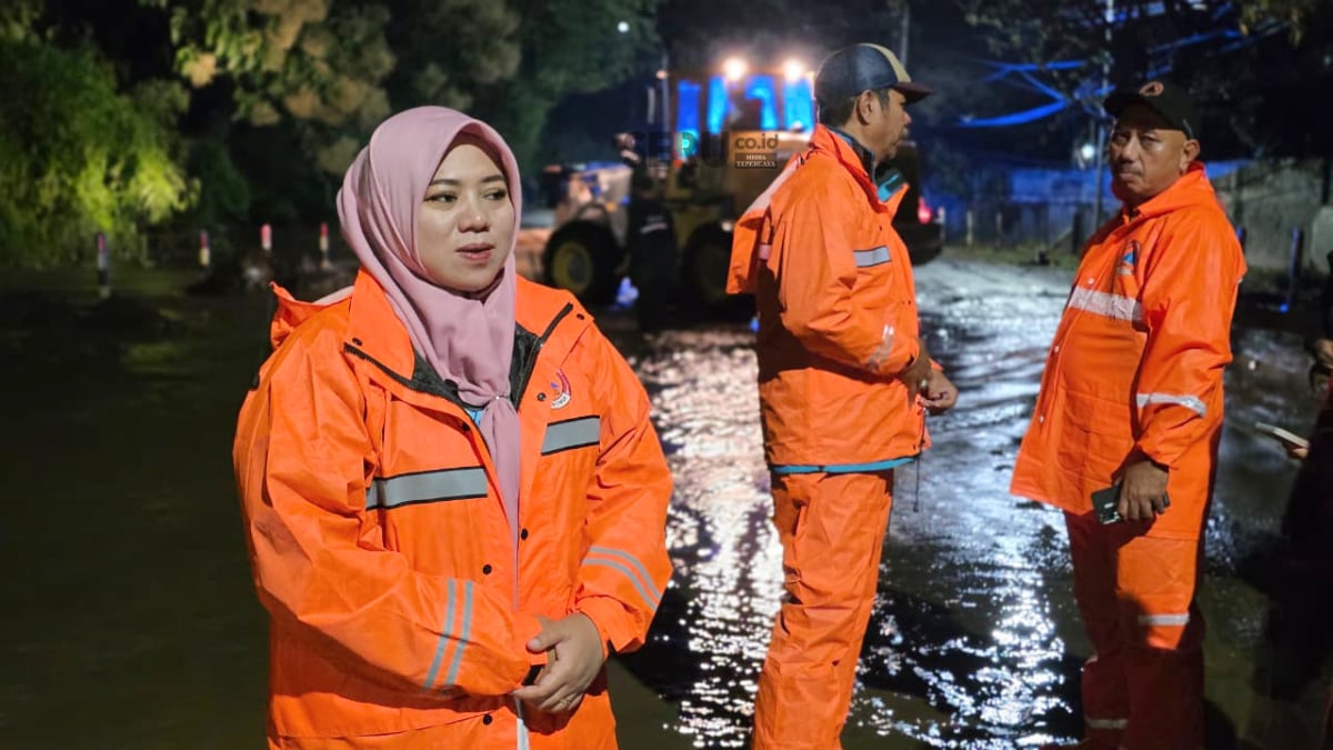 Mbak Ulfi turun langsung ke lokasi terdampak banjir untuk memastikan langsung titik titik mana saja yang terdampak banjir. (Seru.co.id/aza) Beberapa Kecamatan di Situbondo Terendam Banjir, Wabup Ulfiyah Langsung Turun ke Lokasi