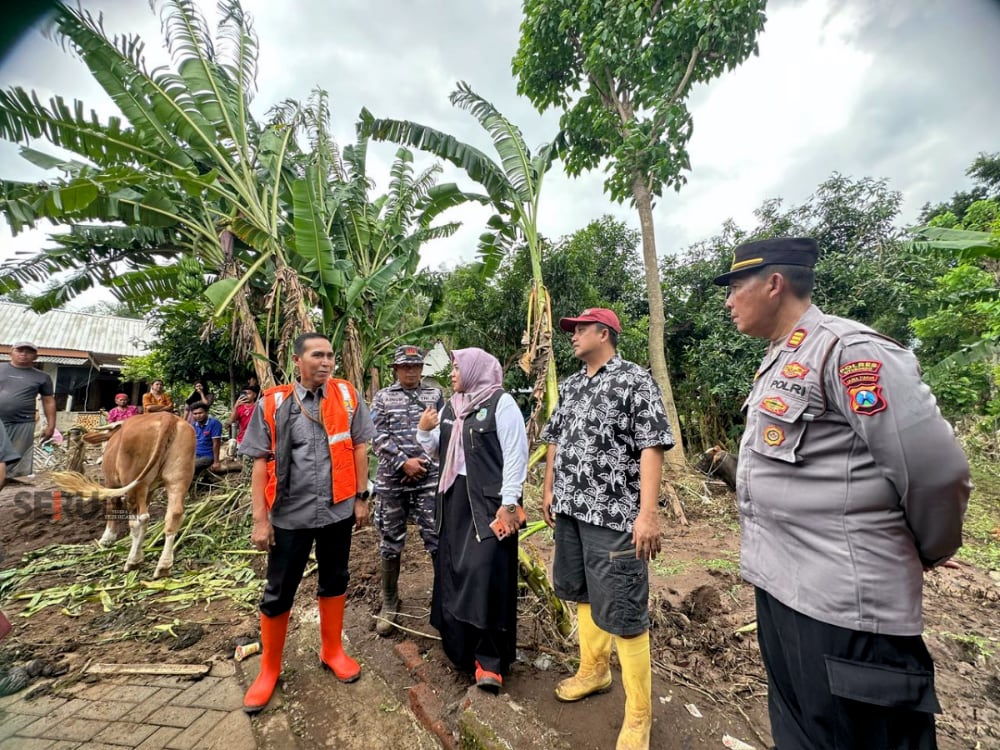 Wakil Bupati Situbondo itu saat meninjau langsung ke lokasi terdampak banjir, Kamis (22/1/2026). (Seru.co.id/aza) Lima Kecamatan di Situbondo Terendam Banjir Bandang, 6.328 Unit Rumah Terdampak