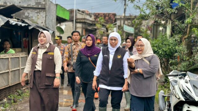Gubernur Khofifah Turun ke Lokasi Banjir di Situbondo, Pastikan Normalisasi Sungai Lubawang