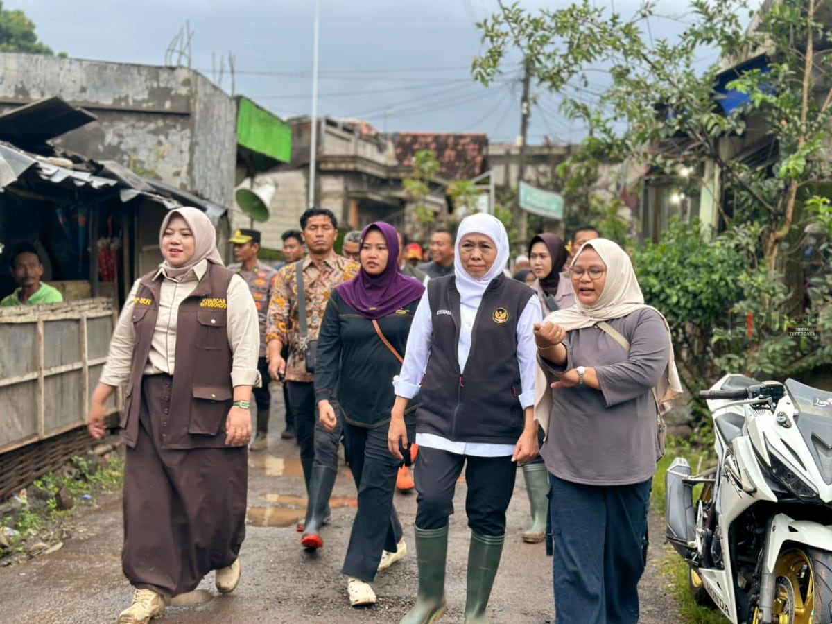Gubernur Khofifah Turun ke Lokasi Banjir di Situbondo, Pastikan Normalisasi Sungai Lubawang