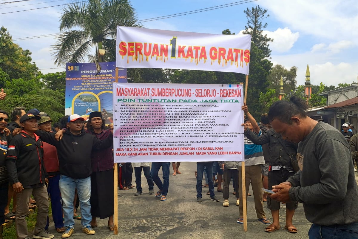 Ratusan massa lakukan unjuk rasa terhadap Perum Jasa Tirta (PJT) I, untuk menggratiskan tarif portal E-toll Lahor. (Ist)