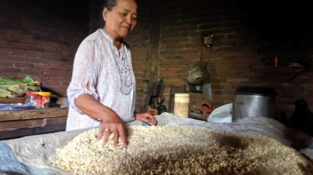 Penghasilan Pengrajin Tempe Merosot Ditengah Melambungnya Harga Kedelai
