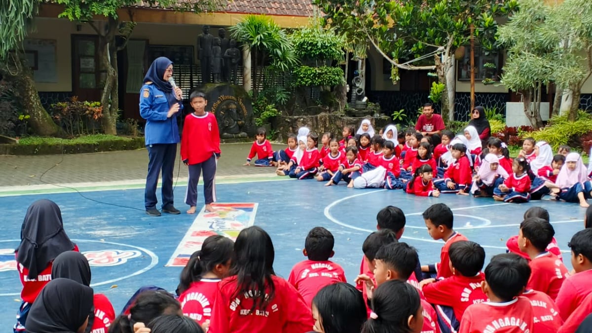 Siswa SDN Ngaglik 1 Kota Batu mendapatkan sosialisasi dari Petugas Dinas Damkarmat Kota Batu. (dok.Damkarmat Batu) Minat Edukasi Mitigasi Kebakaran Melonjak, Damkarmat Kota Batu Sesuaikan Materi Tiap Jenjang