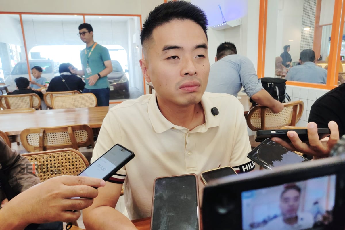 Ratusan Warga Serbu Depot Pilihan Rakyat, Klaim Manjakan Lidah 1 Owner Depot Pilihan Rakyat, Fernando Jayapranatae menjawab pertanyaan awak media. (rhd)