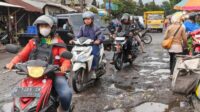 Jalan di kawasan Pasar Gadang memerlukan perbaikan. (bas) Perbaikan Jalan Pasar Gadang Masuk DAK 2026, Tunggu Pedagang Pindah Usai Lebaran