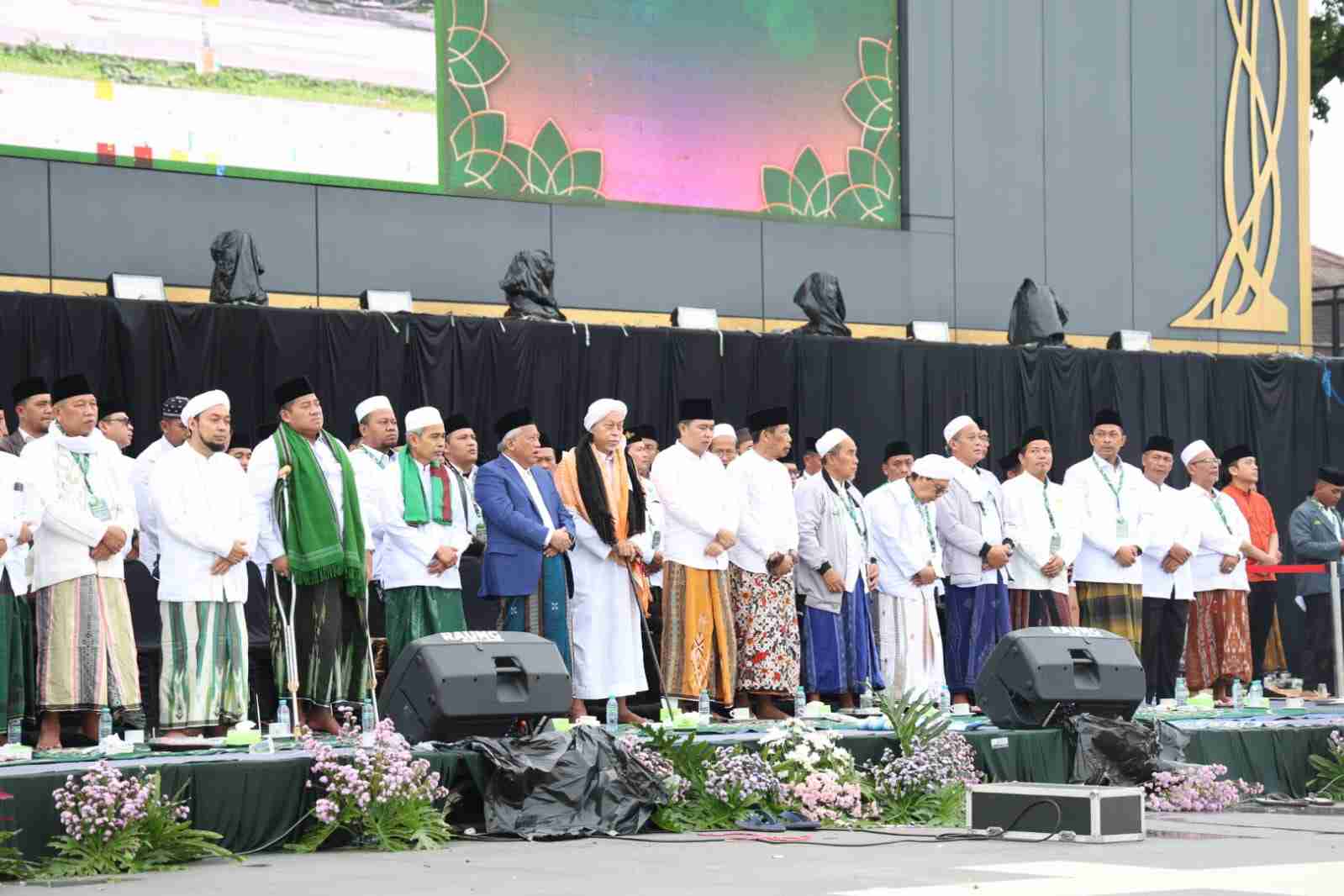 Bupati Fawait saat bersama tokoh-tokoh agama Jember. (Ist_11zon Gus Fawait di 1 Abad NU: Saya Kader NU yang Jadi Bupati, Bukan Sebaliknya!