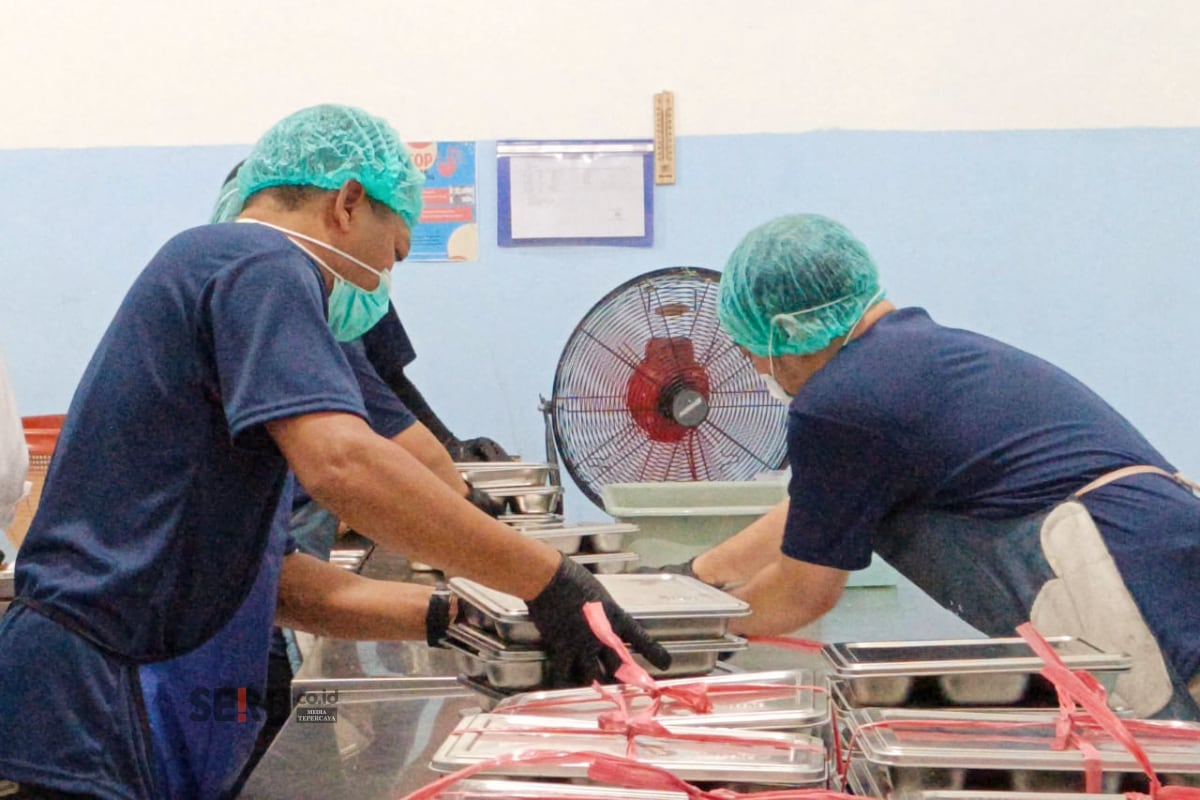 Pegawai SPPG tengah menyiapkan MBG sebelum didistribusikan kepada siswa dan kelompok B3. (bas) MBG Kota Malang Ramadan Tetap Jalan, Menu Siswa Makanan Kering Siap Santap
