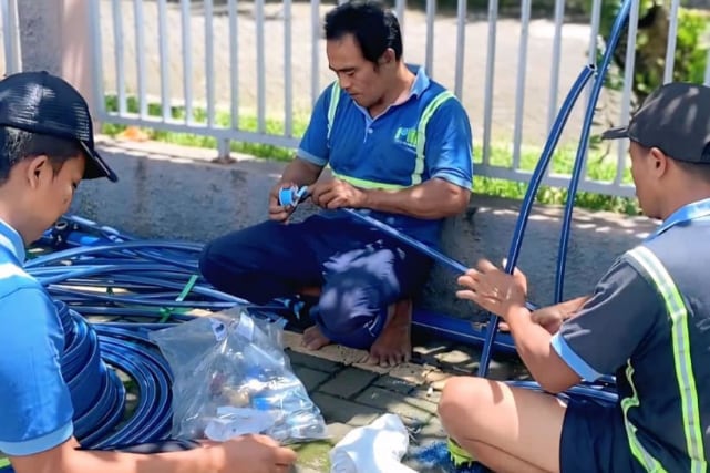 Petugas Perumda Air Minum Tugu Tirta menyiapkan layanan titik air untuk menyambut Harlah 1 Abad NU. (pro)