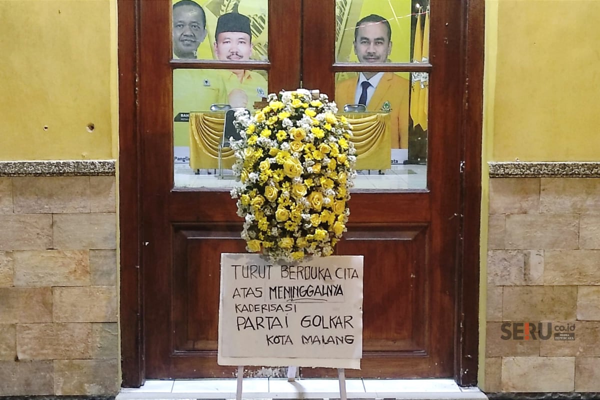 Karangan bunga bertuliskan 'Turut Berduka Cita Atas Meninggalnya Kaderisasi Partai Golkar Kota Malang.' (rhd)