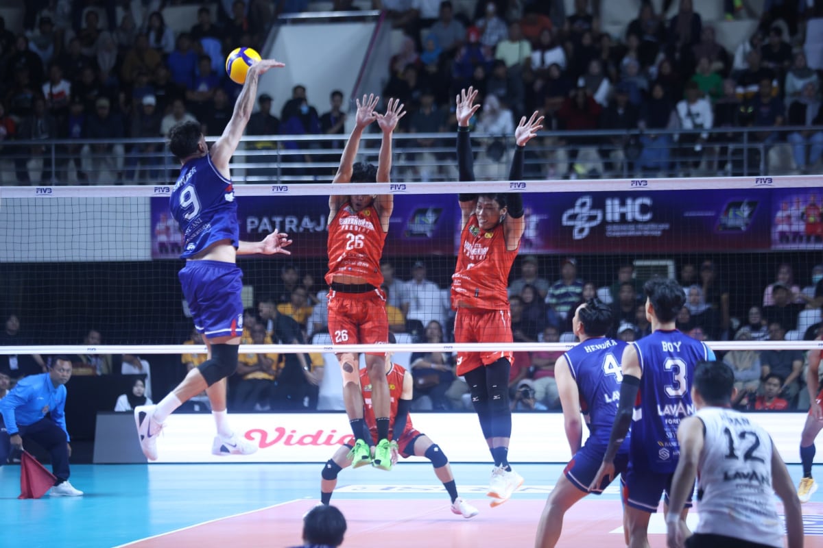 Pemain Jakarta LavAni Livin' Transmedia (biru) menggila dan mencukur bersih Jakarta Bhayangkara Presisi 3-0. (ist) LavAni Jaga Puncak Klasemen, Cukur Bersih Bhayangkara 3-0 di Seri Pembuka Malang