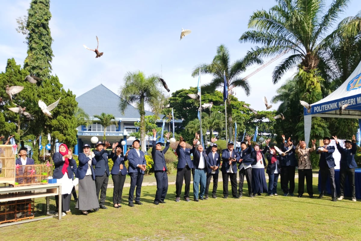 Pelepasan burung merpati oleh Direktur Polinema beserta jajaran menandai komitmen kampus hijau yang berdampak. (bas)