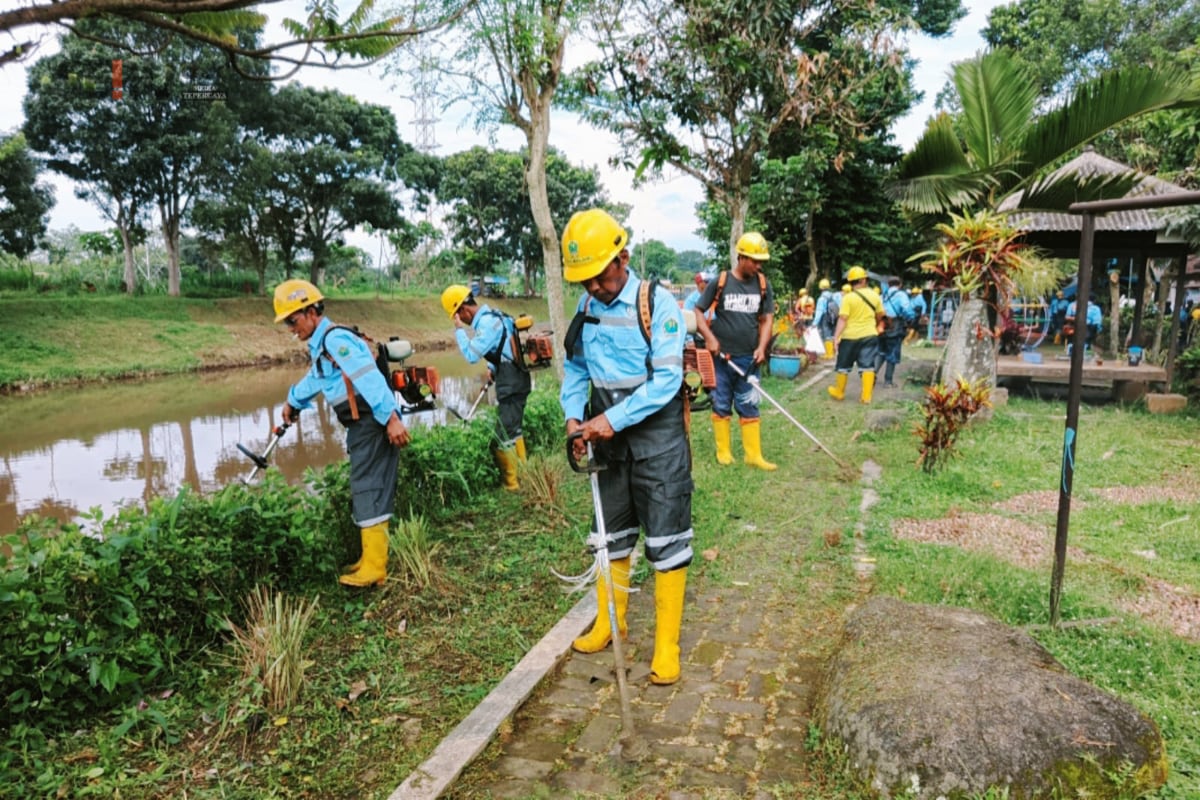 Pemkot dan MUI Kota Malang Kurve Kuatkan Sosialisasi Fatwa Haram Membuang Sampah di Sungai 2 Salah satu kegiatan bersih-bersih kampung tematik Rolak oleh pihak DLH Kota Malang. (wul)