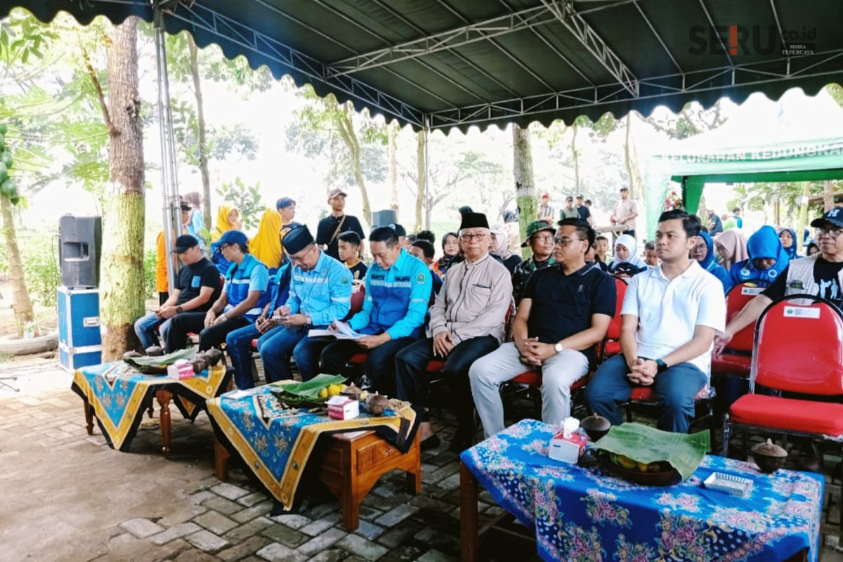 Pemkot dan MUI Kota Malang Kurve Kuatkan Sosialisasi Fatwa Haram Membuang Sampah di Sungai 1 Wali Kota Malang, Wahyu Hidayat dan beberapa pihak saat melakukan teleconference bersama Menteri LH. (wul)